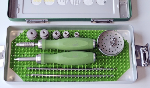 Fistelimplantat Set mit kurzem Trokar und Sterilisationskontainer